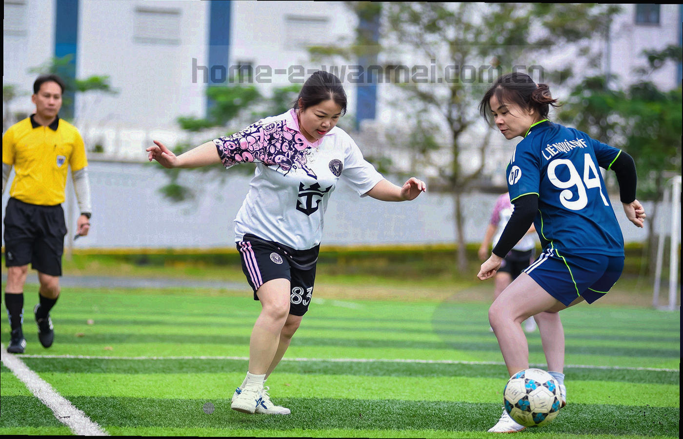 抽象赛程脉络与回合节点的连线图形，深色底上散布陶土色节点